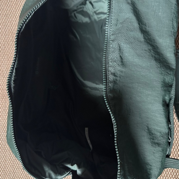 LULULEMON 3 IN 1 GYM DUFFLE BAG RAINFOREST GREEN 30L - Picture 14 of 16